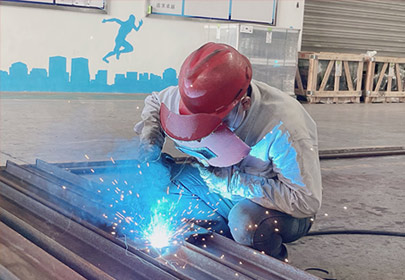 加班加点赶生产,凝心聚力保任务